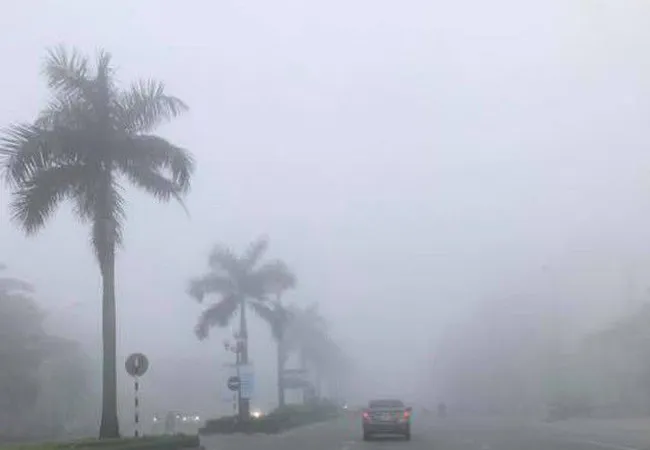 Bắc bộ mưa dông, tầm nhìn hạn chế vào sáng sớm khi sương mù bao phủ 