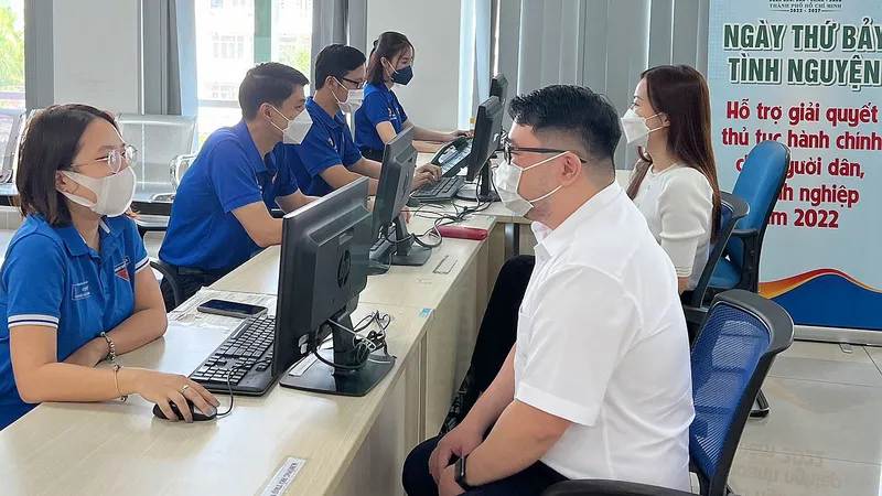 Đoàn viên, thanh niên Cục Thuế TPHCM hướng dẫn thủ tục hành chính cho người dân và doanh nghiệp