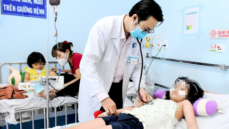 TS-BS Nguyễn Minh Tuấn, BV Nhi đồng 1 TPHCM, thăm khám cho bệnh nhi L.N.N.Q (Ảnh chụp chiều 24-3) 