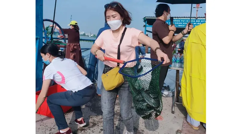 Người dân TPHCM tham gia phóng sinh trên sông Sài Gòn. Ảnh: HƯƠNG PHẠM