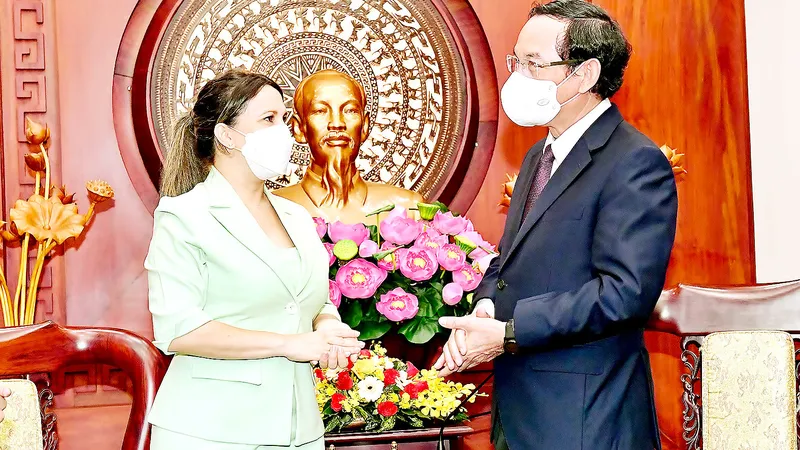 Bí thư Thành ủy TPHCM Nguyễn Văn Nên tiếp Tổng lãnh sự Cuba Ariadne Feo Labrada. Ảnh: VIỆT DŨNG
