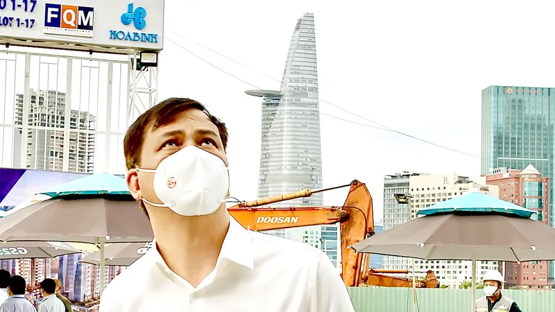 Phó Chủ tịch Thường trực UBND TPHCM Lê Hòa Bình ra đi khi bao dự định về chỉnh trang đô thị còn dang dở. Ảnh: HOÀNG HÙNG