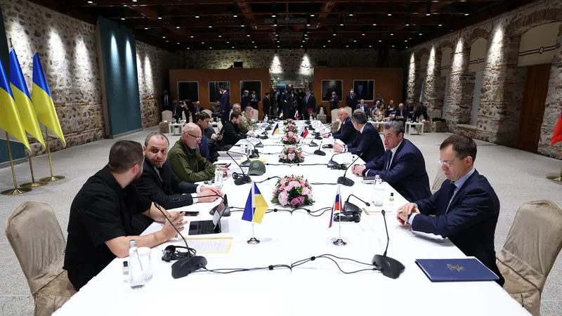 Hai đoàn Nga (phải) và Ukraine đàm phán ngày 29-3