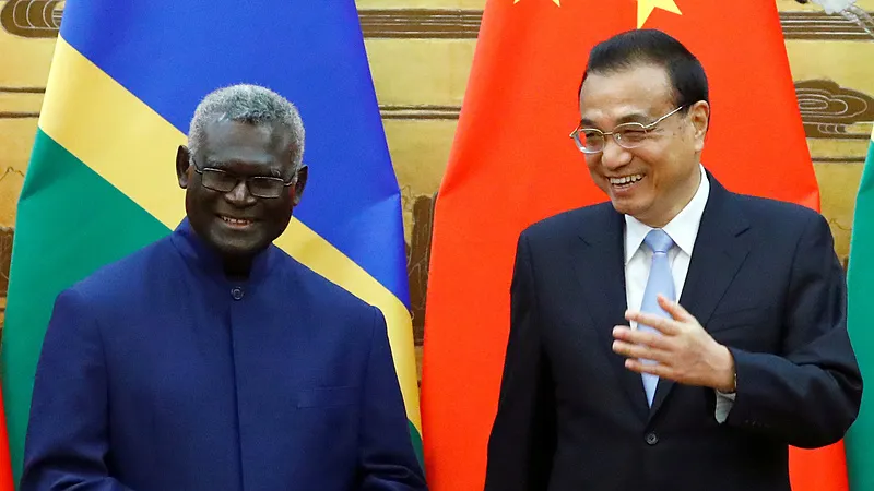 Thủ tướng Quần đảo Solomon Manasseh Sogavare (trái) và Thủ tướng Trung Quốc Lý Khắc Cường tại Đại lễ đường Nhân dân ở Bắc Kinh năm 2019. Ảnh: REUTERS
