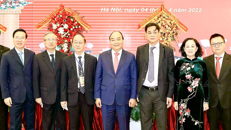 Chủ tịch nước Nguyễn Xuân Phúc với các đồng chí lãnh đạo, nguyên lãnh đạo Đảng và Nhà nước tham dự lễ kỷ niệm 15 năm Ngày thành lập Đảng bộ Khối các cơ quan Trung ương. Ảnh: TTXVN