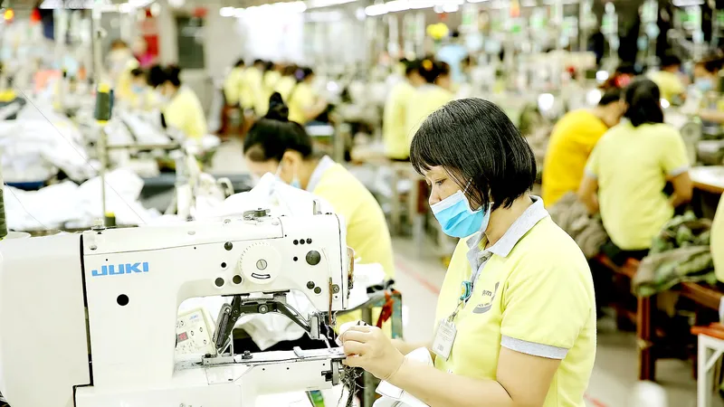 Công nhân Công ty Cổ phần quốc tế Dony (quận Tân Bình, TPHCM) trên dây chuyền may gia công. Ảnh: HOÀNG HÙNG