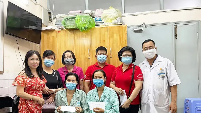 Bà Phạm Thị Hương (thứ hai từ phải sang) và nhóm thiện nguyện trao toa thuốc đến các bệnh nhân khó khăn tại Bệnh viện Ung bướu TPHCM