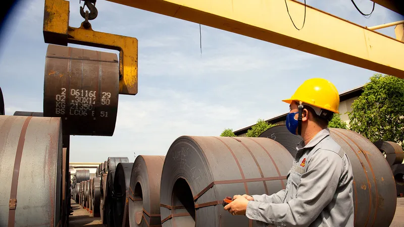 Tôn nguyên liệu được nhập khẩu để sản xuất thành phẩm cung cấp cho thị trường