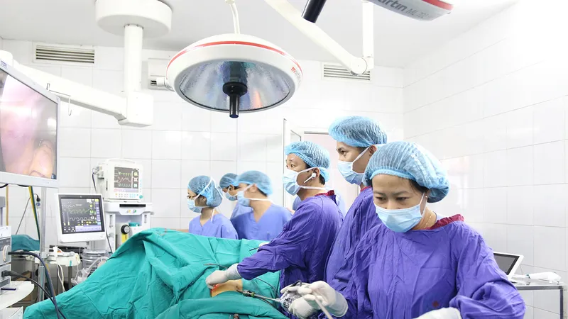 Các bác sĩ tại Bệnh viện Bưu điện (Hà Nội) thực hiện ca phẫu thuật nội soi sỏi mật