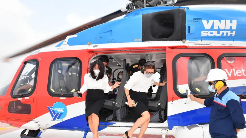 Các khách mời tham gia chuyến bay khảo sát mở tour ngày 12-4. Ảnh: VIỆT DŨNG