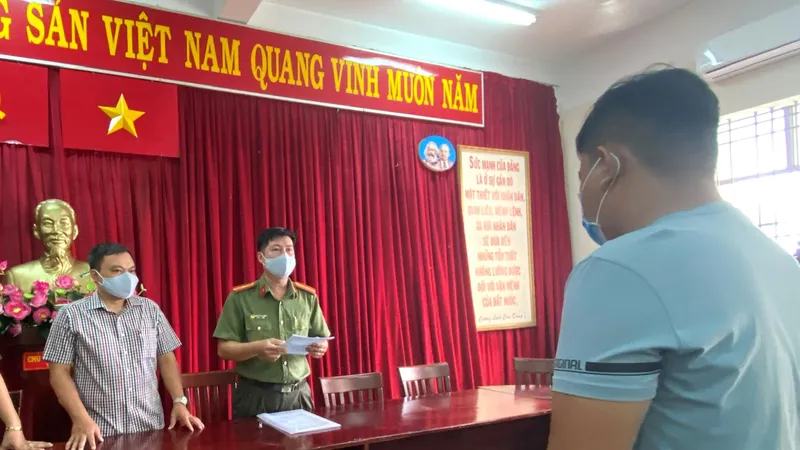 Công an TPHCM làm việc với một người đưa tin sai sự thật. Ảnh: VĂN MINH