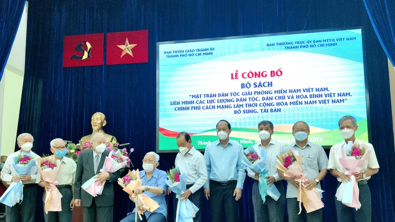 Đồng chí Nguyễn Hồ Hải tặng hoa cảm ơn các thành viên Ban Biên soạn bộ sách