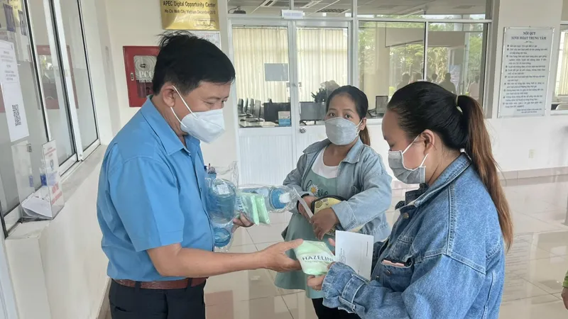 Người lao động chật vật trong cơn “bão giá“