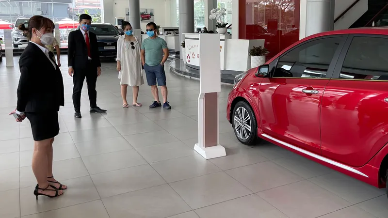 Người dân đi xem xe lắp ráp trong nước tại showroom KIA Phú Mỹ Hưng. Ảnh: HOÀNG HÙNG