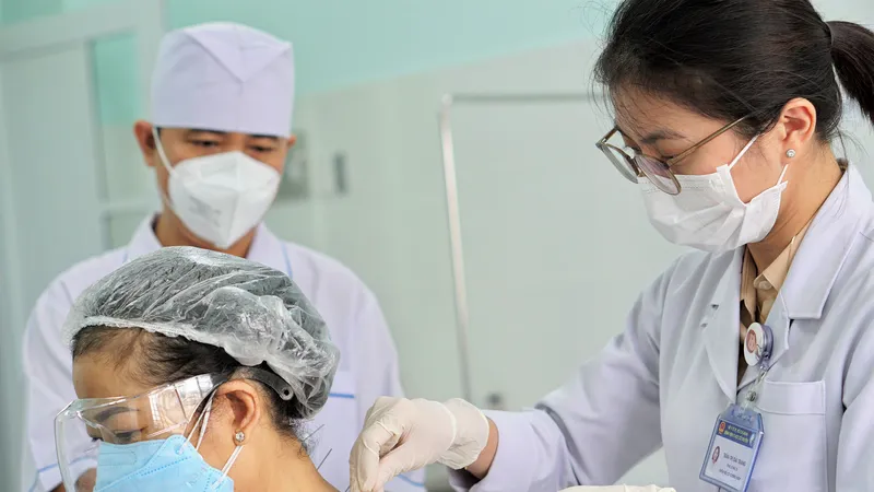 Người bệnh được điều trị bằng phương pháp châm cứu