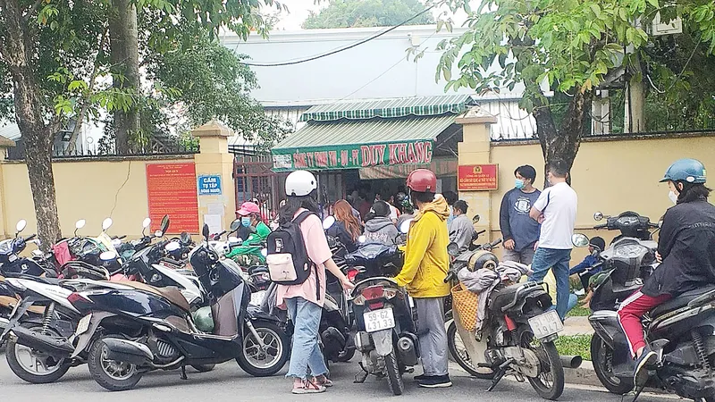 Người dân tập trung rất đông ở các điểm trả CCCD gắn chip