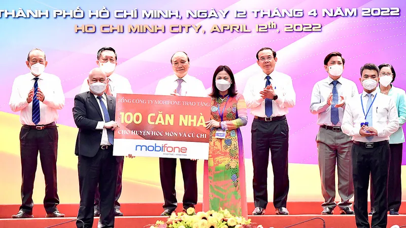 Doanh nghiệp đóng góp cho địa phương tại hội nghị xúc tiến đầu tư vào huyện Hóc Môn, Củ Chi ngày 12-4-2022. Ảnh: VIỆT DŨNG