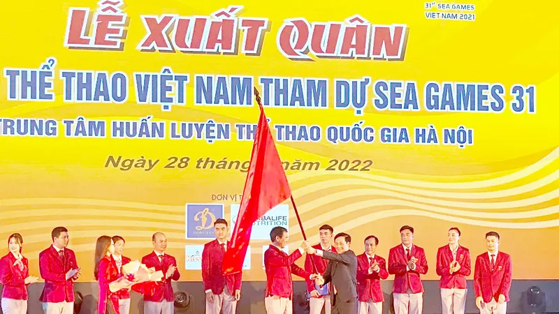 Phó Thủ tướng Thường trực Phạm Bình Minh trao lá quốc kỳ cho Trưởng đoàn Thể thao Việt Nam Trần Đức Phấn. Ảnh: MINH CHIẾN