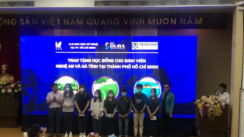  Trao học bổng cho sinh viên nghèo vượt khó 
