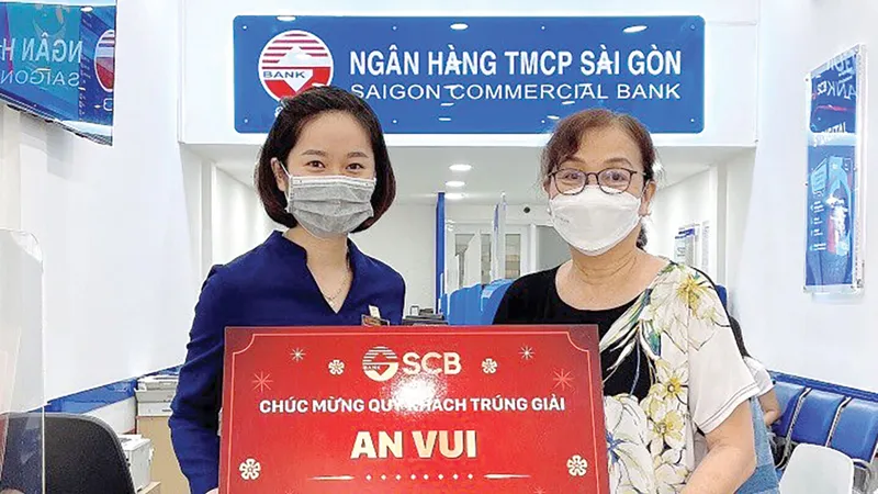 Đại diện SCB Thị Nghè trao thưởng Giải An Vui cho khách hàng trúng giải