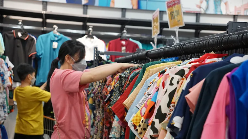 Người tiêu dùng chọn mua hàng thời trang phục vụ nhu cầu đi du lịch