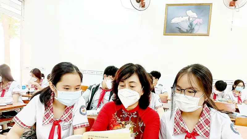 Cô trò Trường THCS Hoàng Hoa Thám (quận Tân Bình, TPHCM) trong giờ học cuối tháng 4-2022. Ảnh: THU TÂM
