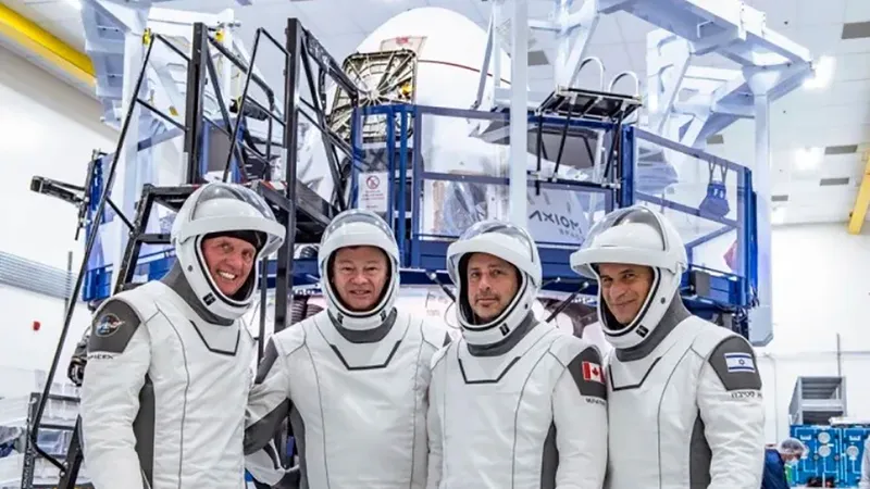 Phi hành đoàn dân sự đầu tiên được SpaceX đưa lên Trạm Vũ trụ quốc tế ISS và đưa về trái đất an toàn hồi tháng 4-2022. Ảnh: AP