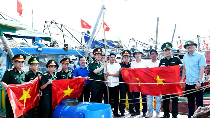 Đại diện Quân khu 4 và các cơ quan chức năng trao tặng cờ Tổ quốc cho ngư dân Hà Tĩnh