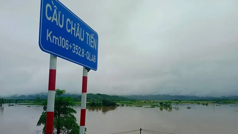 Mưa lớn gây ngập lụt trên diện rộng tại xã Châu Tiến (huyện Quỳ Châu, Nghệ An). Ảnh: DUY CƯỜNG