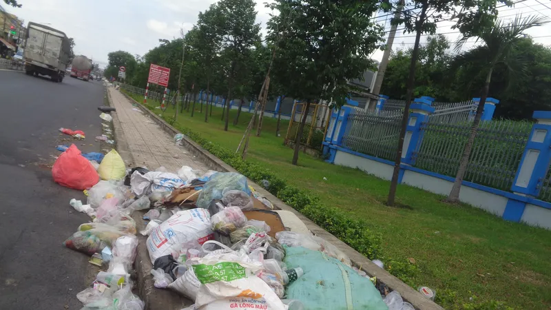 Có bảng cấm nhưng vẫn đổ rác bừa bãi