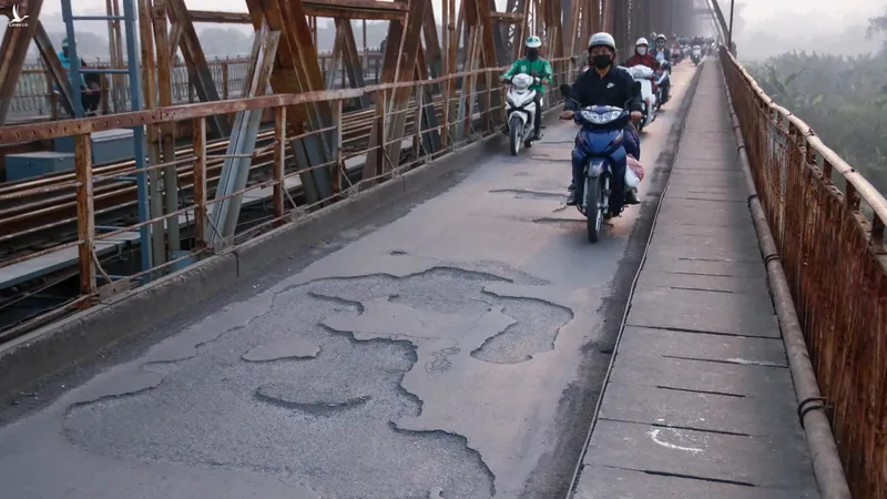 Mặt cầu Long Biên liên tục thủng do thiếu vốn duy tu, bảo dưỡng