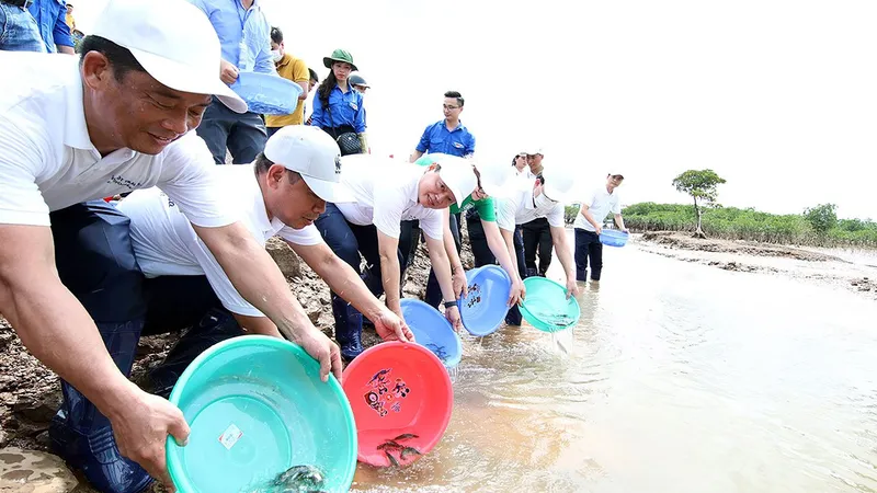Bộ trưởng Bộ TN-MT Trần Hồng Hà và các đại biểu thả cá