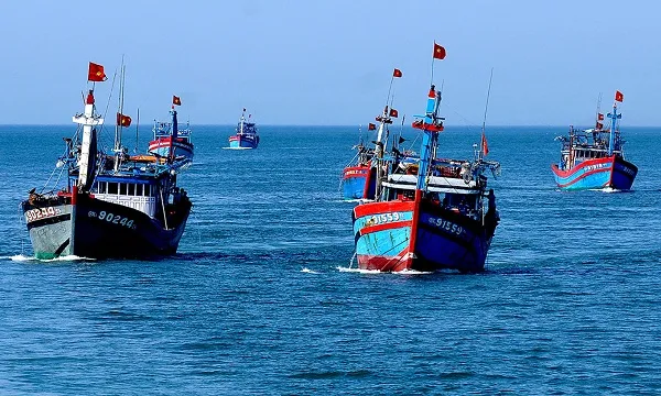 Vượt khó vươn khơi bám biển