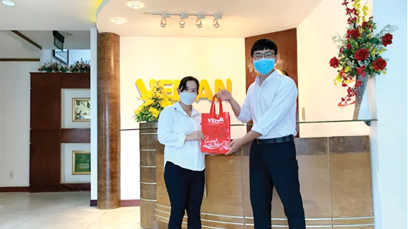 Một phụ huynh là CBCNV Vedan Việt Nam đang nhận quà cho con em của mình