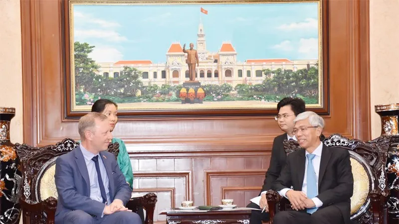 Phó Chủ tịch UBND TP Võ Văn Hoan tiếp Đại sứ Đặc mệnh toàn quyền Vương quốc Anh tại Việt Nam Gareth Ward. Ảnh: THANHUYTPHCM.VN
