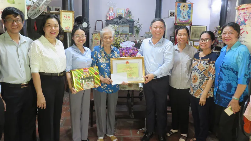 Phó Chủ tịch UBND TPHCM Dương Anh Đức tặng quà, chúc thọ cụ Vương Thị Minh