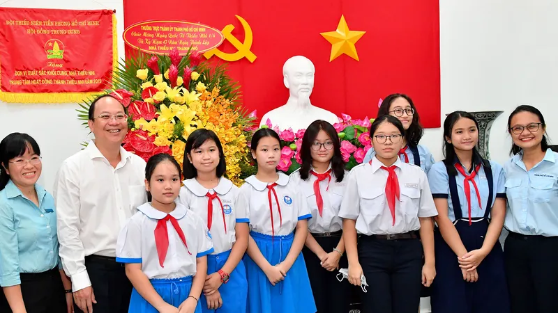 Phó Bí thư Thành ủy TPHCM Nguyễn Hồ Hải tặng hoa chúc mừng Nhà Thiếu nhi TPHCM. Ảnh: VIỆT DŨNG