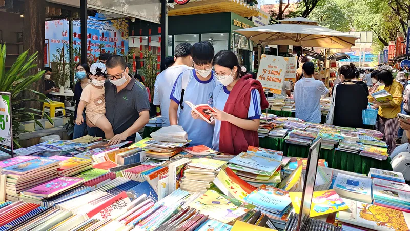 Bạn đọc thỏa thích lựa chọn sách tại Đường sách TPHCM