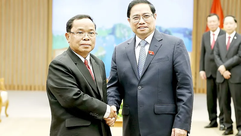 Thủ tướng Phạm Minh Chính tiếp đồng chí Khamphan Phommathat. Ảnh: TTXVN