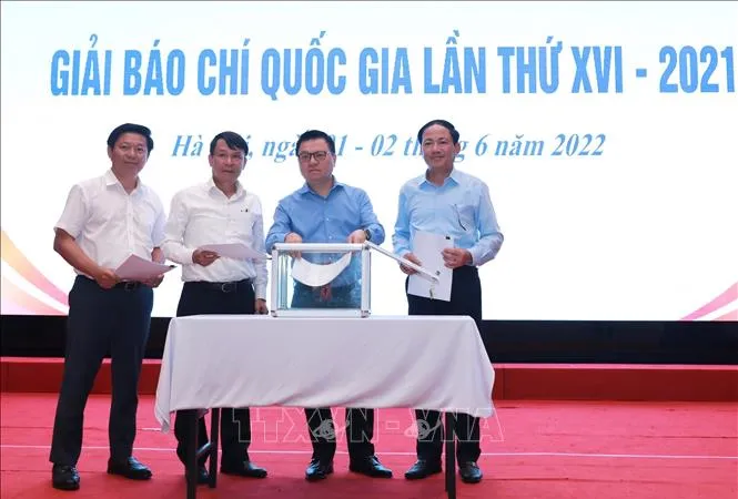 Hội đồng chung khảo đã thẩm định và bỏ phiếu lựa chọn được 10 giải A, 22 giải B, 48 giải C và 35 giải khuyến khích để trao Giải Báo chí quốc gia lần thứ XVI. Ảnh: TTXVN 
