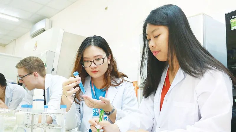 Học viên cao học tại một trường đại học thực hành trong phòng thí nghiệm