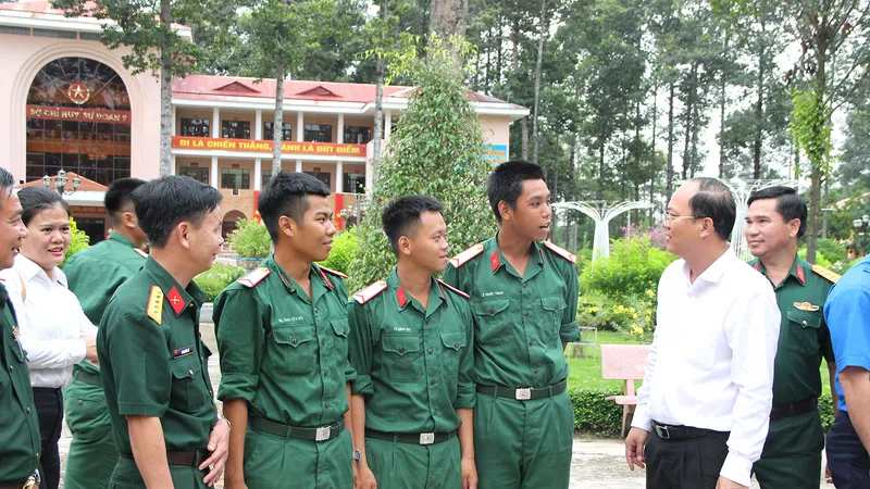 Đồng chí Nguyễn Hồ Hải thăm, động viên chiến sĩ Sư đoàn 9