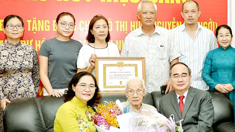 Lãnh đạo TPHCM trao Huy hiệu 85 năm tuổi đảng tặng đồng chí Ngô Thị Huệ (ảnh chụp ngày 18-5-2020). Ảnh: VIỆT DŨNG