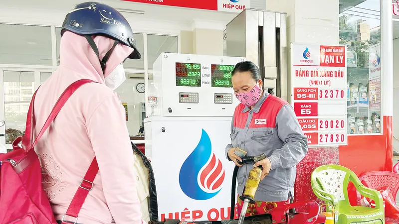 Người dân đổ xăng tại trạm xăng dầu Hiệp Quế (huyện Nhà Bè, TPHCM), chiều tối 13-6. Ảnh: HOÀNG HÙNG