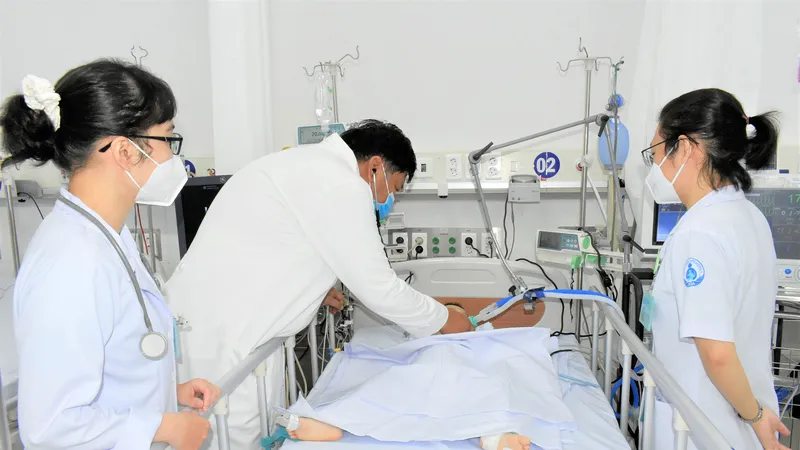 Bác sĩ Đinh Tấn Phương, Khoa Cấp cứu Bệnh viện Nhi đồng 1, TPHCM thăm khám cho bệnh nhi trưa 10-6