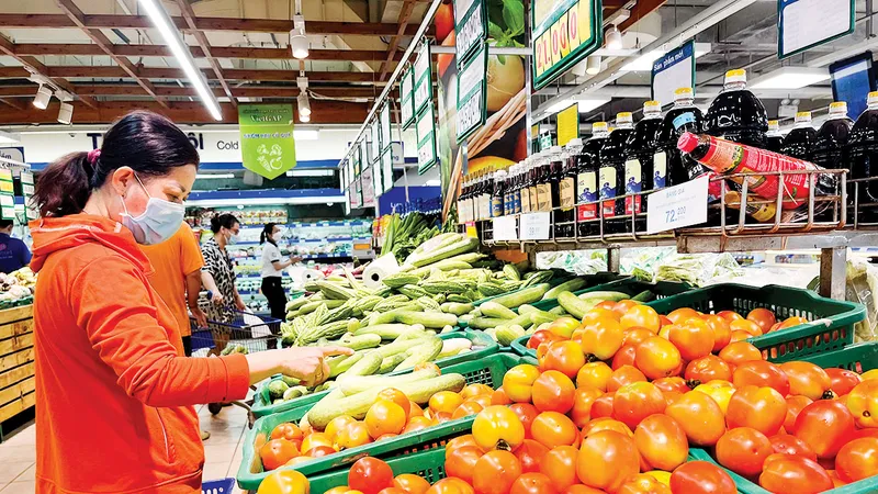 Người dân chọn mua thực phẩm tại siêu thị Co.opmart Nguyễn Kiệm (quận Phú Nhuận) chiều 13-6