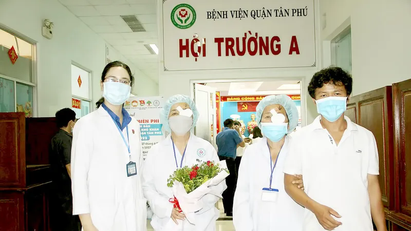 Bệnh nhân vui mừng khi được mổ mắt miễn phí