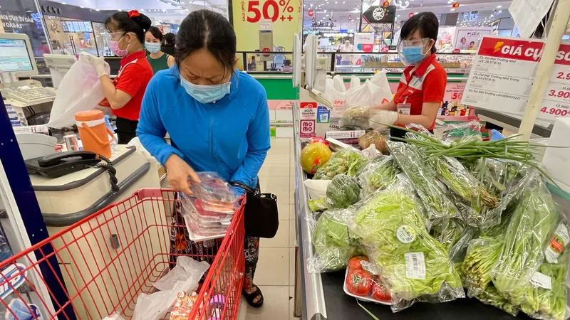 Siêu thị sử dụng nhiều loại túi ni lông khác nhau gói thực phẩm và đựng hàng hóa cho khách hàng. Ảnh: HOÀNG HÙNG