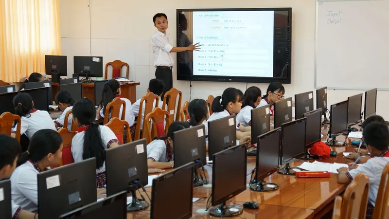 Phòng lab của Trường THCS-THPT Thạnh An (Cần Giờ) trang bị màn hình cảm ứng đa phương tiện. Ảnh: HOÀNG HÙNG