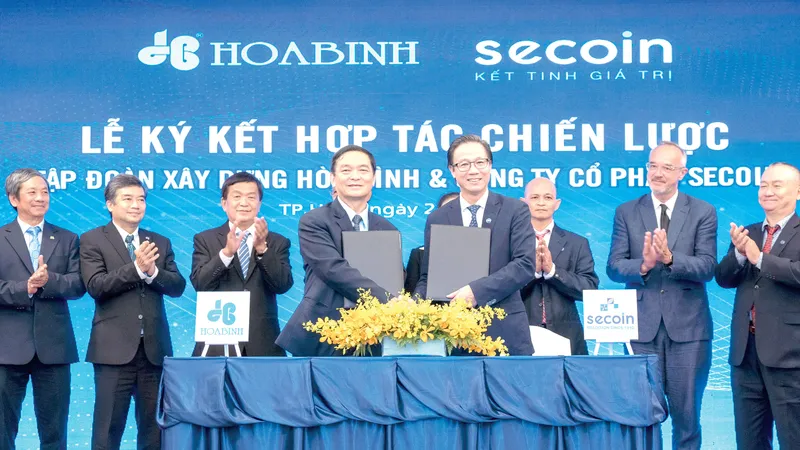 Ông Lê Viết Hải - Chủ tịch Tập đoàn Xây dựng Hòa Bình (trái) và ông Đinh Hồng Kỳ - Chủ tịch HĐQT Công ty Secoin tại buổi Lễ Ký kết